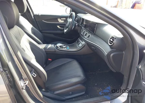 2018 Mercedes-Benz E 300 4Matic z USA, uszkodzony, nr VIN WDDZF4KB8JA444837